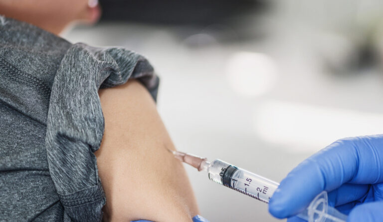 В Запорожье больше 50-ти медиков отстранили от работы: они не были вакцинированы