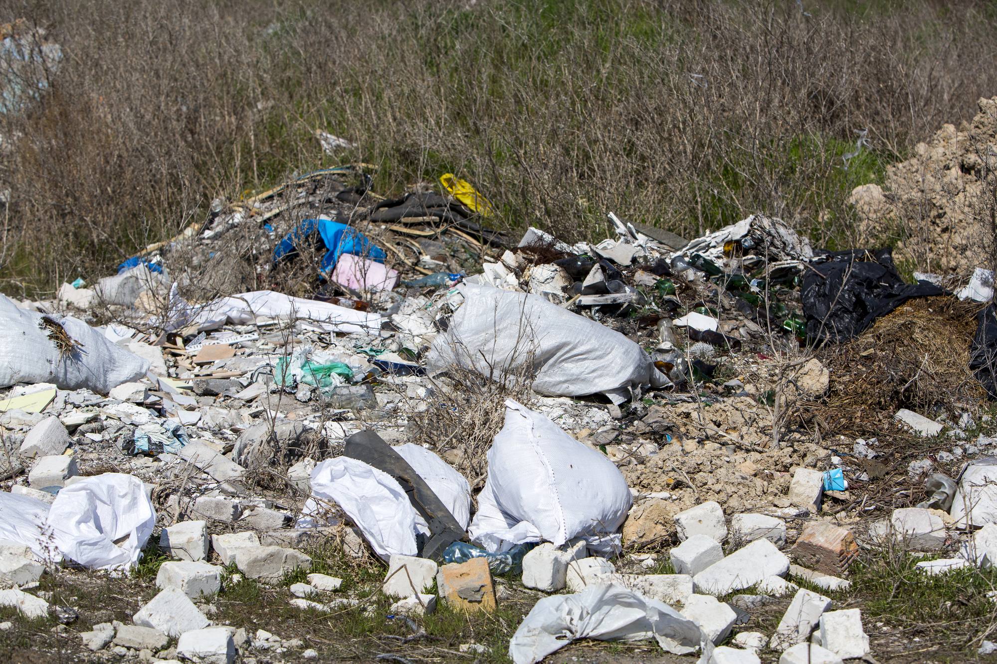 Свалка опасных отходов: в Запорожской области выясняют причину загрязнения земель