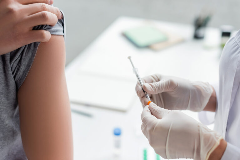 Бустерная доза вакцины от COVID-19: какие последствия помогает предотвратить запорожцам