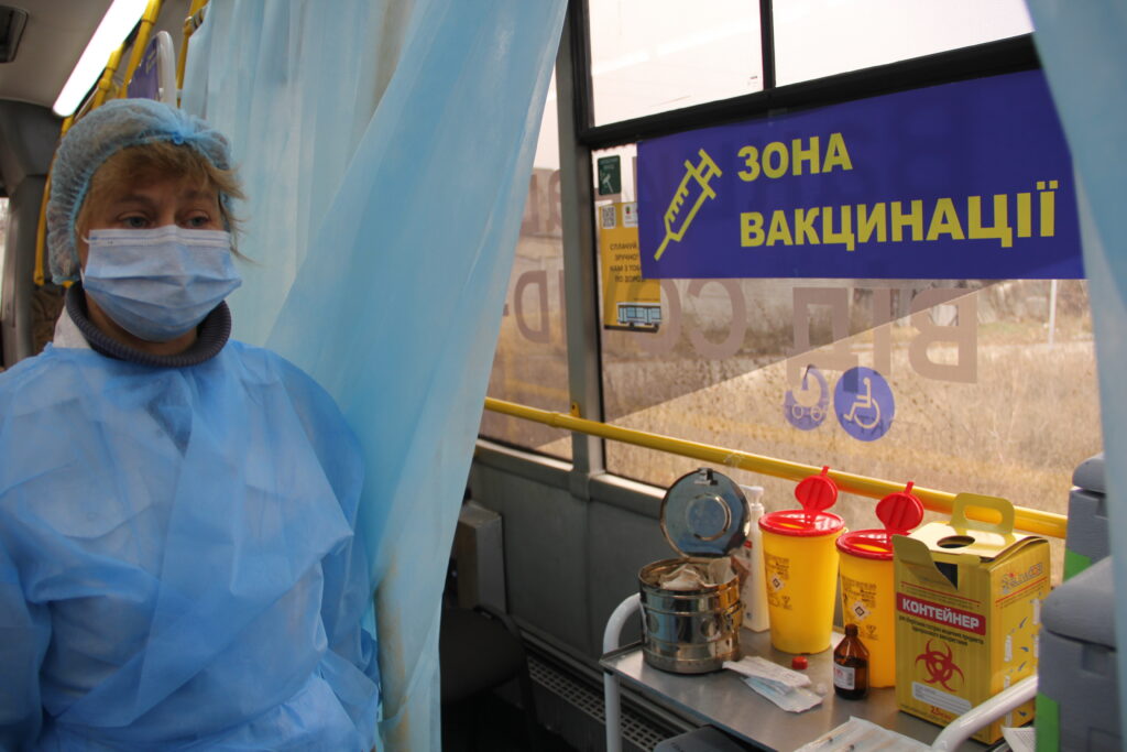"Вакцинобус" заработал в Запорожье: как там прививают людей
