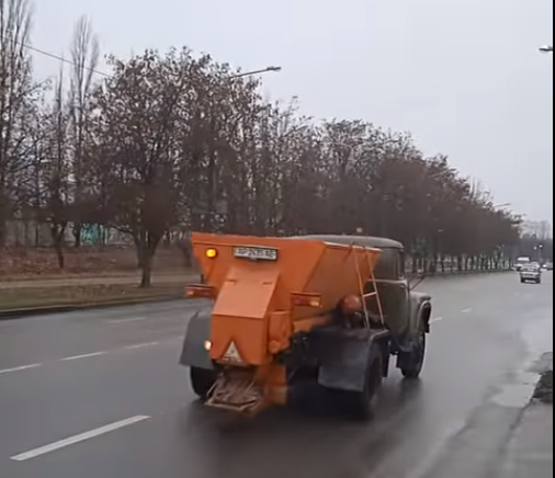 В Запорожье тренировались очищать город от снежных заметов (ВИДЕО)