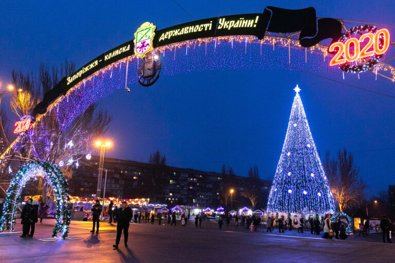 В центре Запорожья обустраивают новогодние локации (ФОТО)