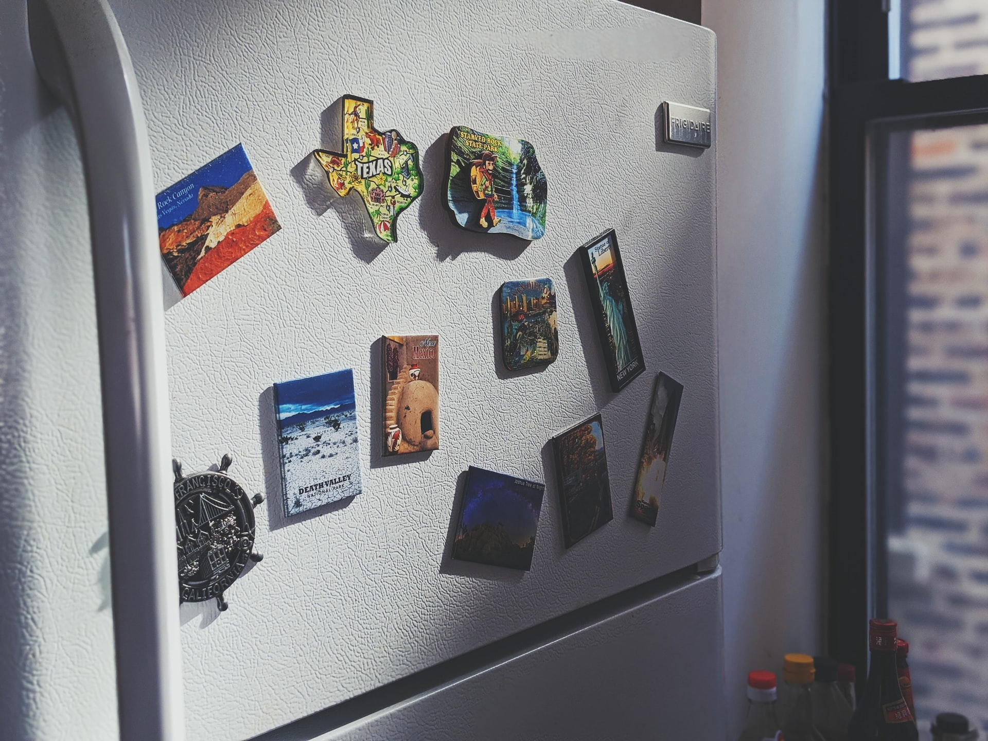 Лампа горит, но холодильник не работает: с чем связана неисправность