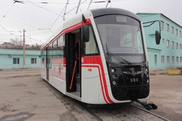 Новый трамвай запорожского производства сегодня начал курсировать по городу (ФОТО)