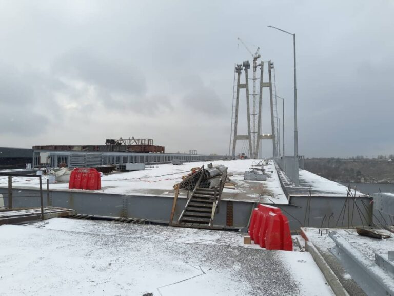 Вантовый мост через Днепр скоро опустят на опоры (ФОТО)