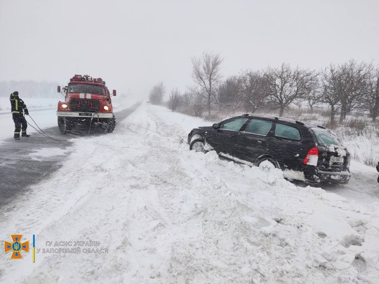 Спасатели вытаскивали машины водителей из снеговых заметов в Запорожской области с 6 утра