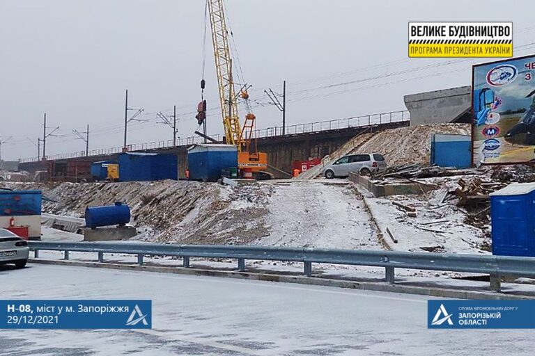 Запорожские мосты продолжают строить даже во время непогоды (ФОТО)