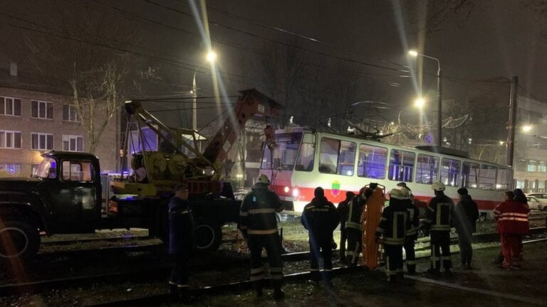 В Запорожье мужчина погиб под колесами трамвая