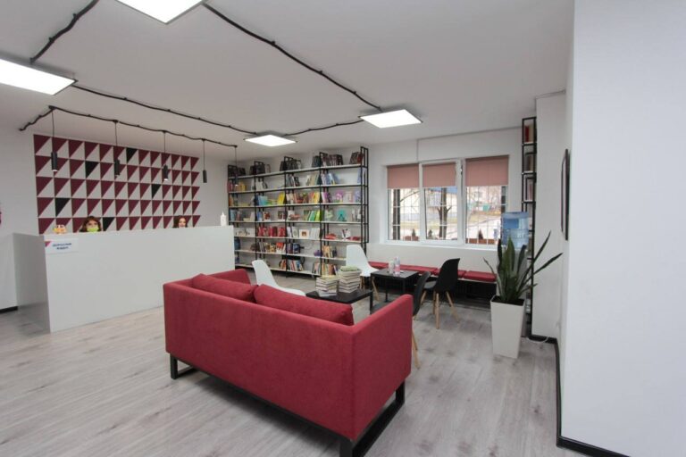 Обновлённую библиотеку открыли в самом большом районе Запорожья: как она выглядит