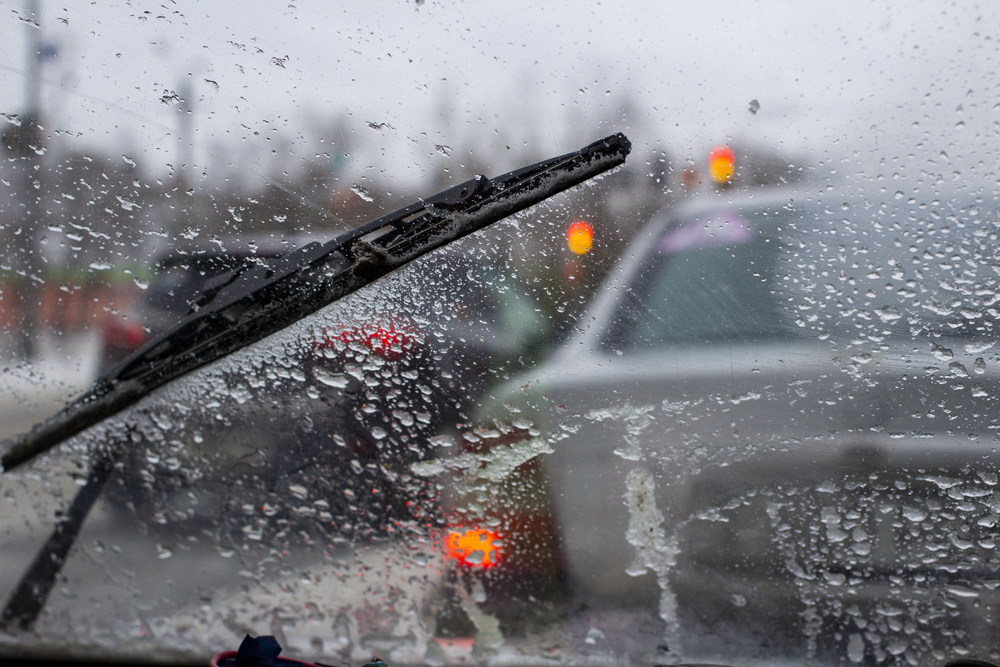 В Запорожье дожди: водителей предупредили об опасности на дорогах города