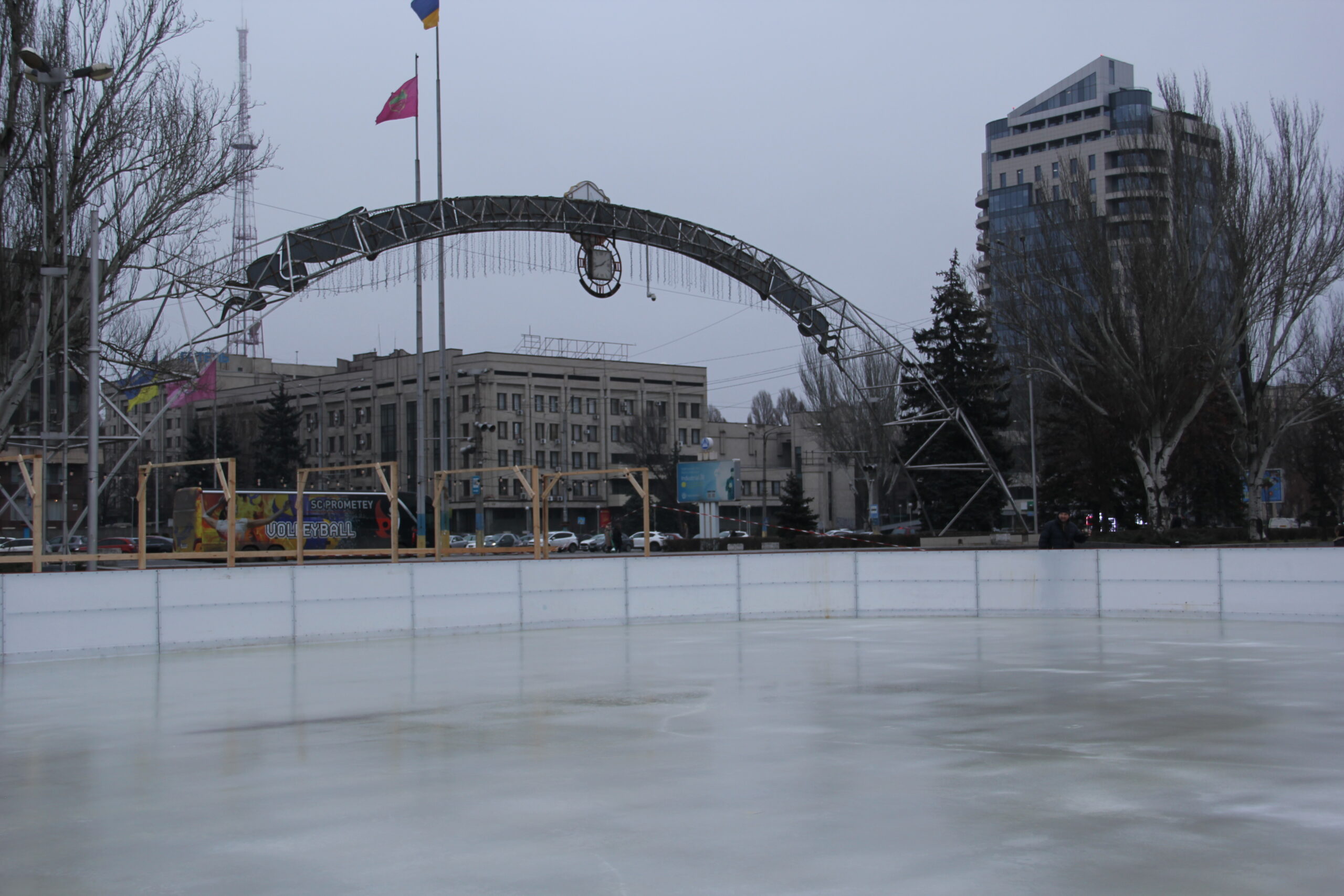 Ледовый каток на площади Фестивальной в Запорожье начали разбирать