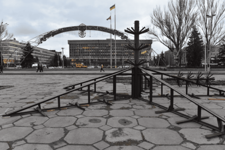 На площади Фестивальной в Запорожье начали устанавливать елку
