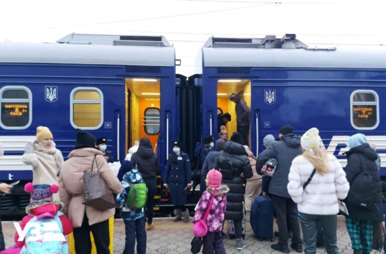 На Западную Украину через Запорожье сегодня запустили обновленный поезд (ФОТО)