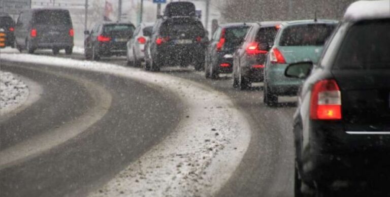 Пробки в Запорожье: город заметает снегом и на дорогах гололед (ФОТО)