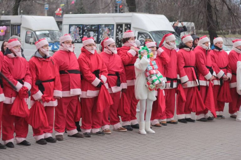 В Запорожье десятки Святых Николаев сегодня поздравляют детей по городу (ФОТО)