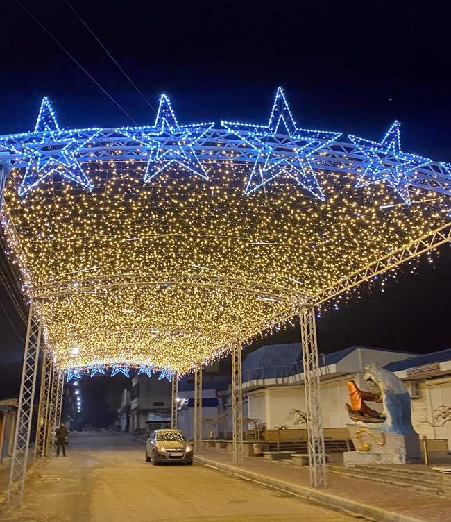 В центре Кирилловки установили арку из звезд: как она выглядит (ФОТО)