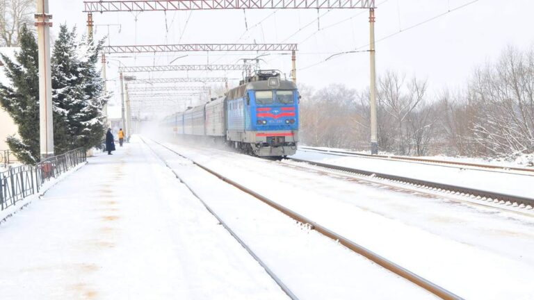 Пригородный поезд Мелитополь – Запорожье задерживается из-за сложных походных условий