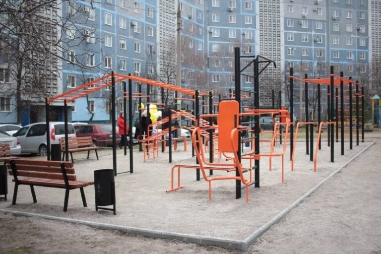В Хортицком районе Запорожья появилась новая спортивная площадка (ФОТО)