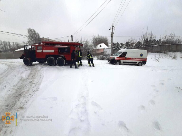 Из-за гололеда и снега в Запорожской области автомобиль скорой помощи застрял на дороге