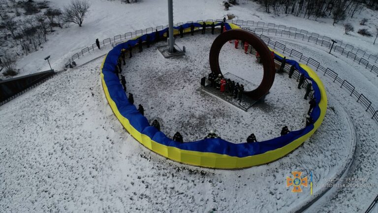 На Хортице развернули 100-метровый Флаг Украины