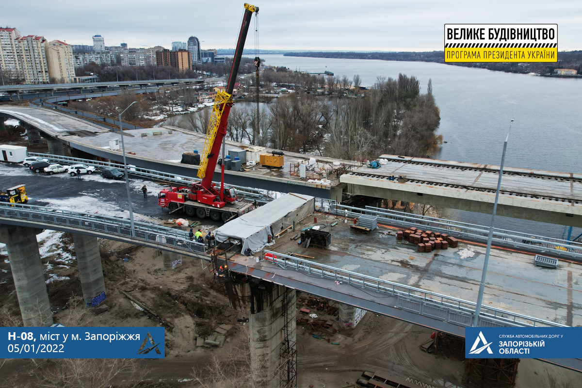 На вантовом мосту в Запорожье заканчивают строительство (ФОТО)