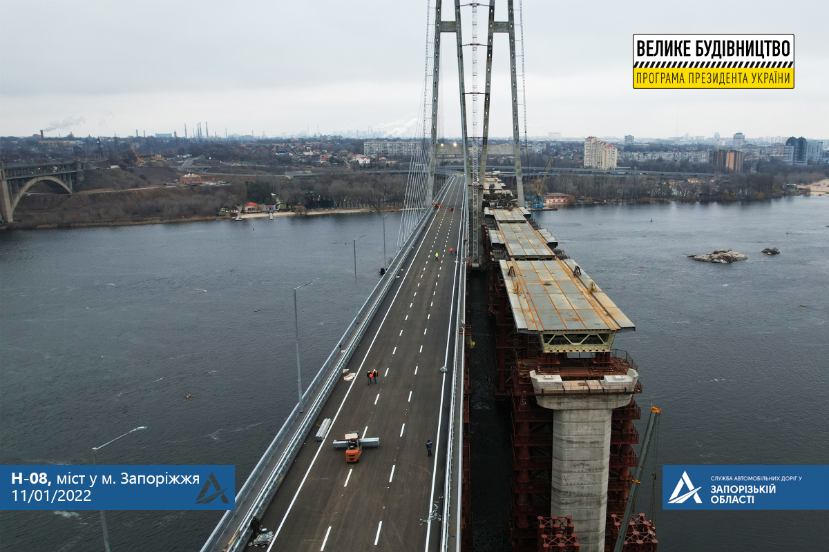 Вантовый мост в Запорожье заасфальтировали: скоро по нему откроют движение (ФОТО)