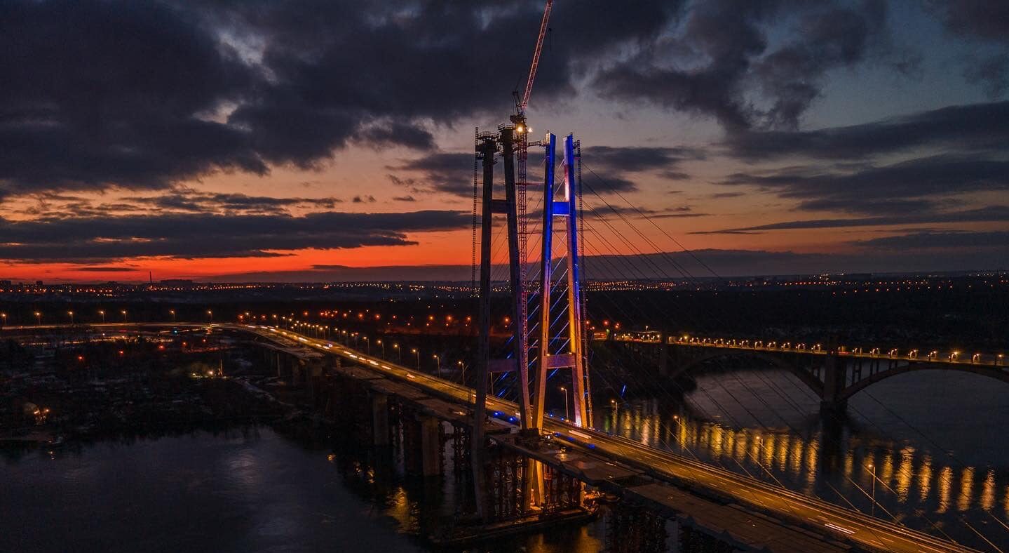Вантовый мост в Запорожье показали вечером с высоты птичьего полёта (ФОТО)