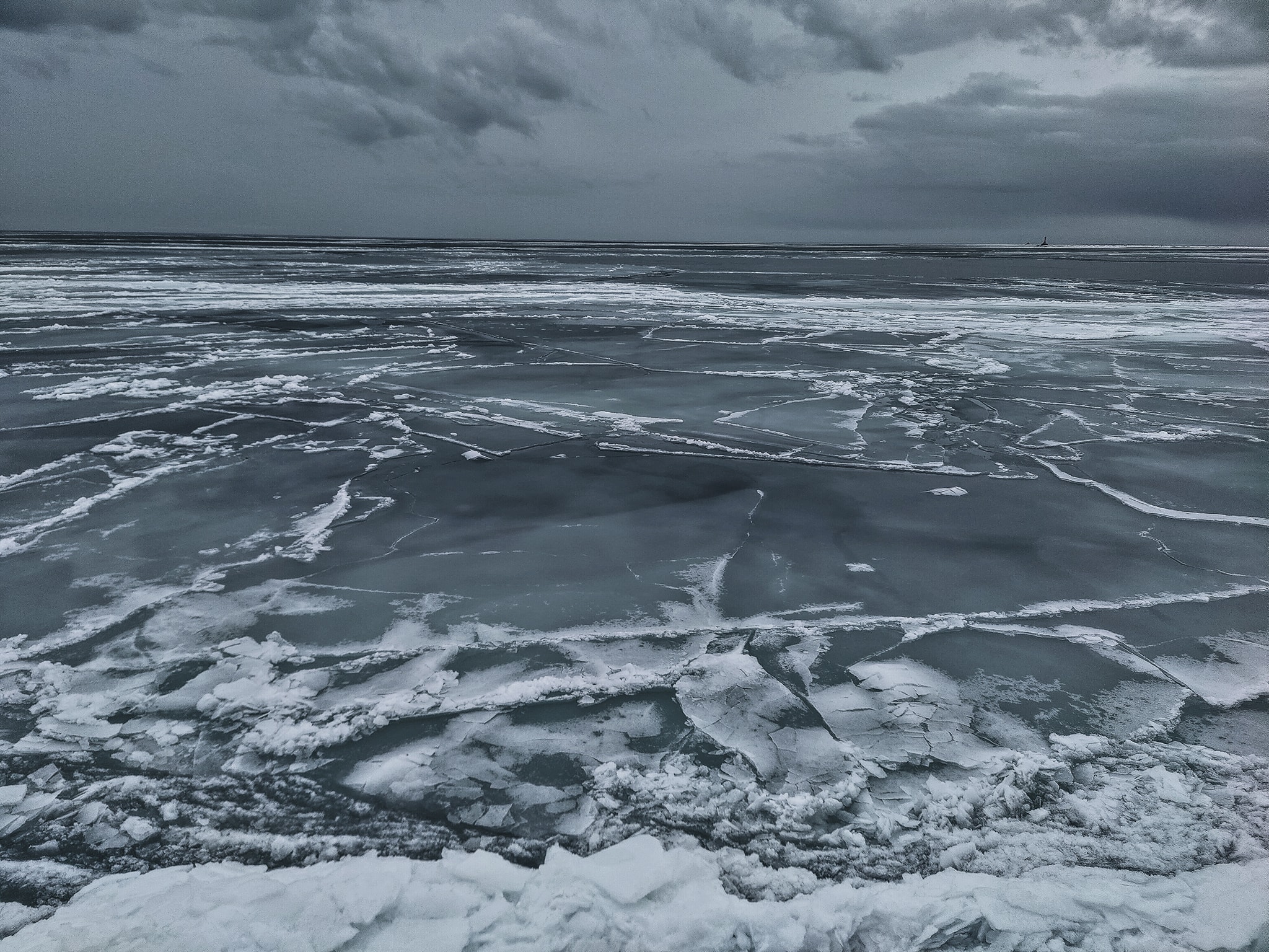 В Бердянске замерзло Азовское море (ФОТО)