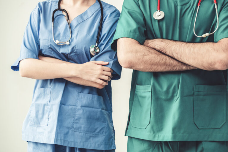 Повышение зарплат врачам: в Запорожье медиков переводят на полставки, чтобы не поднимать им зарплату