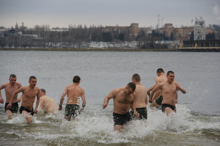 Крещение в Запорожье на Правобережном пляже прошло с массовыми купаниями (ФОТО)