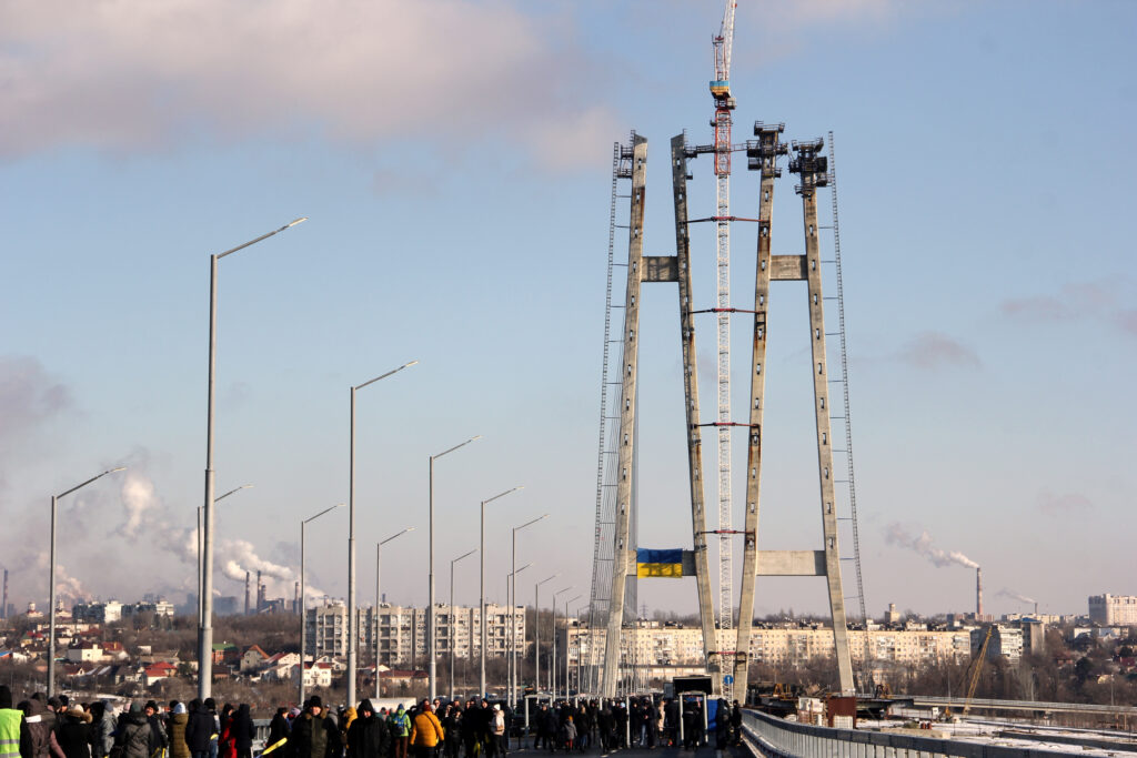 Вантовый мост в Запорожье продолжают строить: что там делают