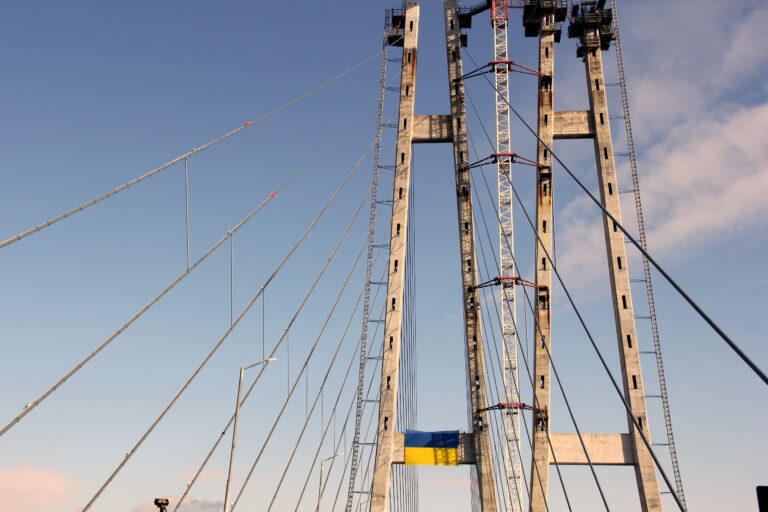 Вантовый мост в Запорожье скорректировал движение транспорта: как изменился трафик