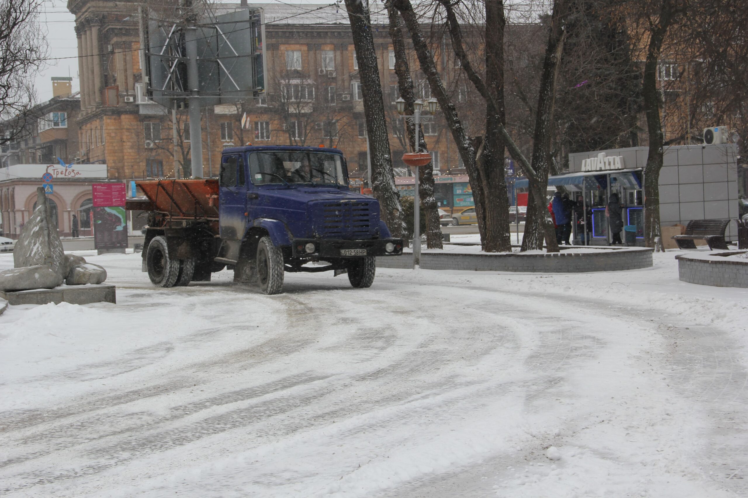 Снегопад и гололедица в Запорожье: водителей просят не парковать автомобили на дороге