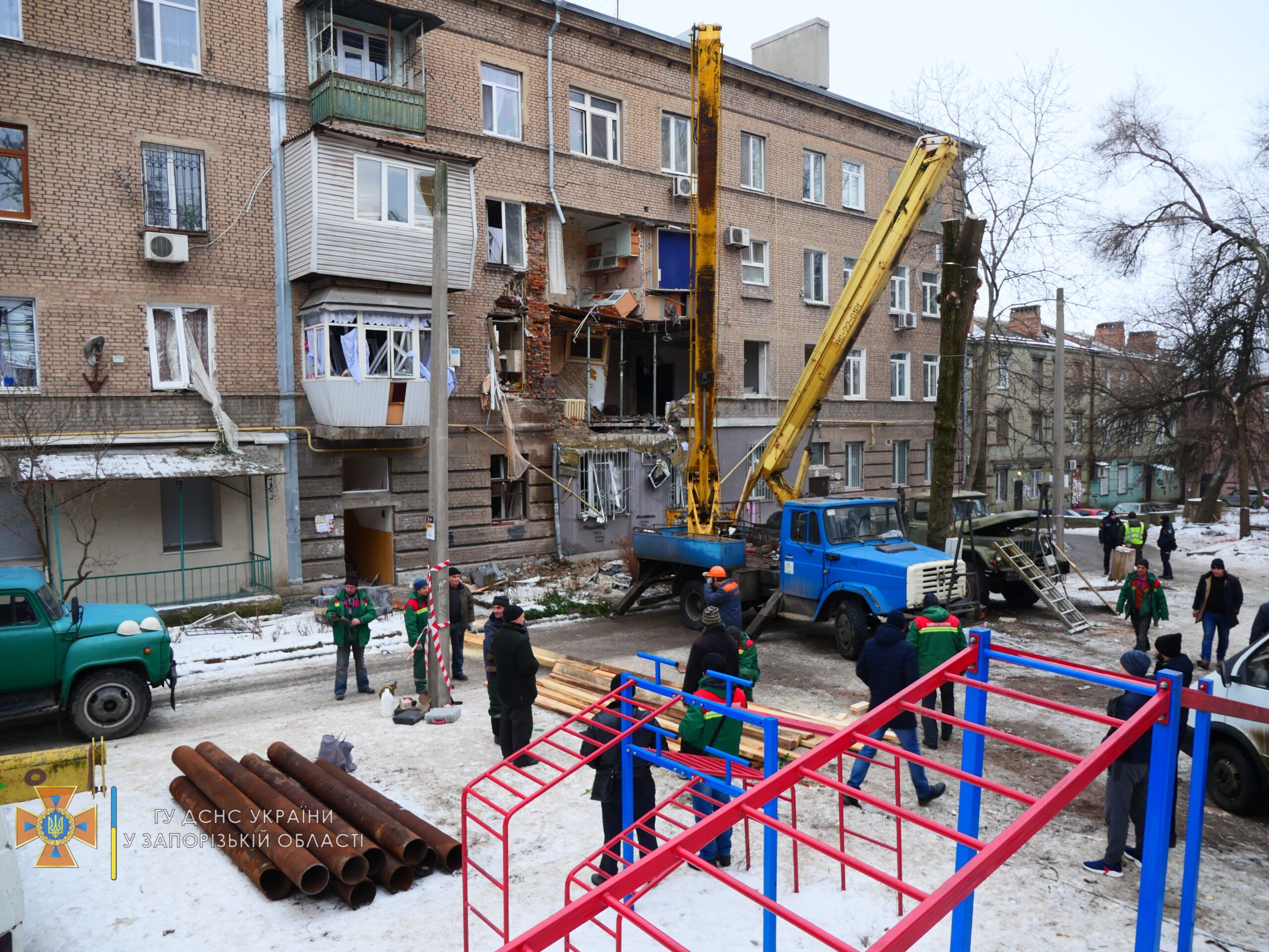 В Запорожье продолжают ликвидировать последствия взрыва в доме: часть жильцов уже вернулись в свои квартиры (ФОТО)