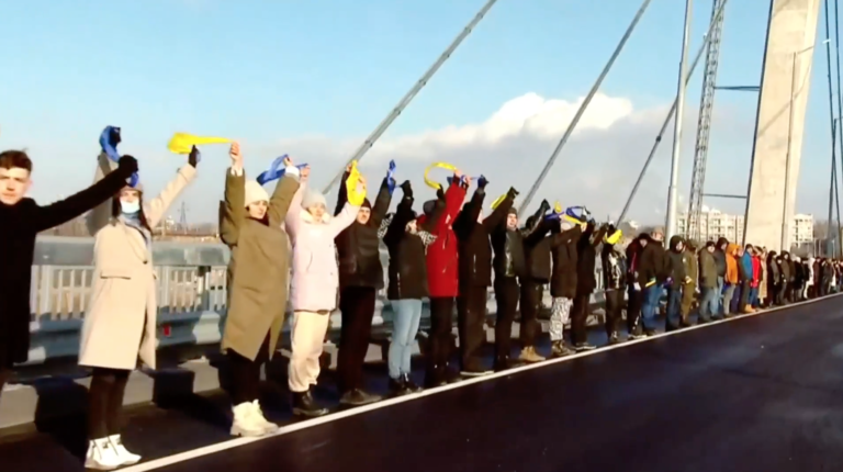 На новом мосту в Запорожье провели праздничный флешмоб