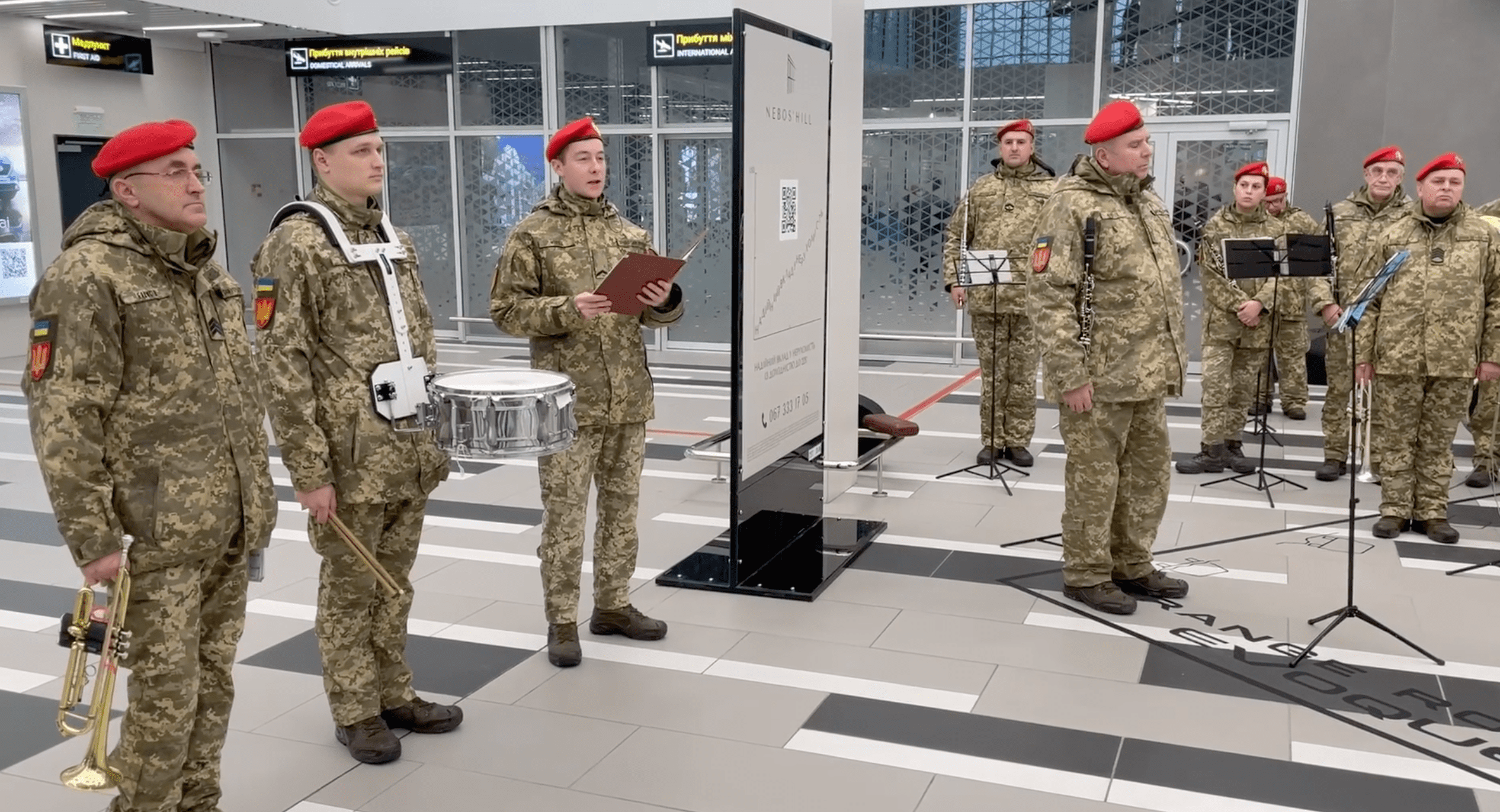 В запорожском аэропорту в честь “защитников-киборгов” играл военный оркестр (ВИДЕО)