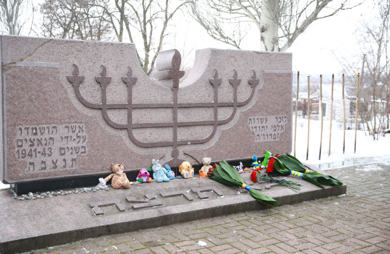 Зажгли свечи и помолились: в Запорожье почтили память жертв Холокоста (ФОТО)