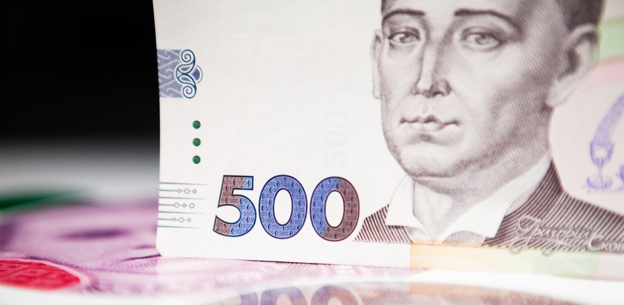900 гривен в месяц с 1 октября: кто из украинцев будет получать такие выплаты и как оформить