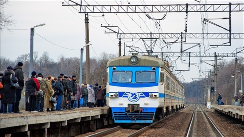Маршруты пригородных поездов в направлении Запорожья изменили: что изменится для пассажиров