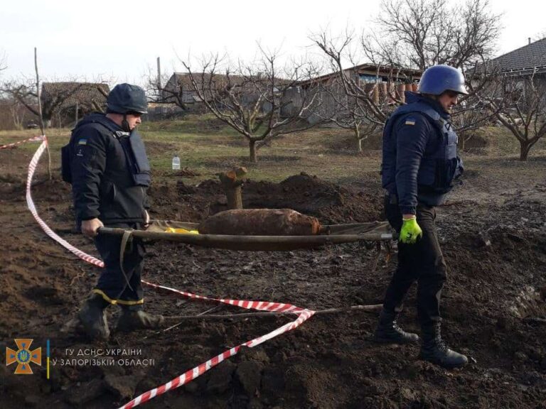 В Запорожской области на территории частного дома нашли 100-килограммовую бомбу (ФОТО, ВИДЕО)