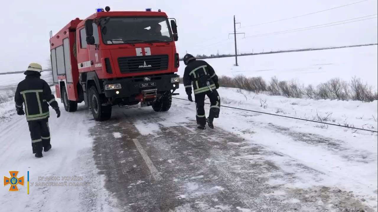 В Запорожской области из-за непогоды водителям требуется помощь спасателей (ФОТО)