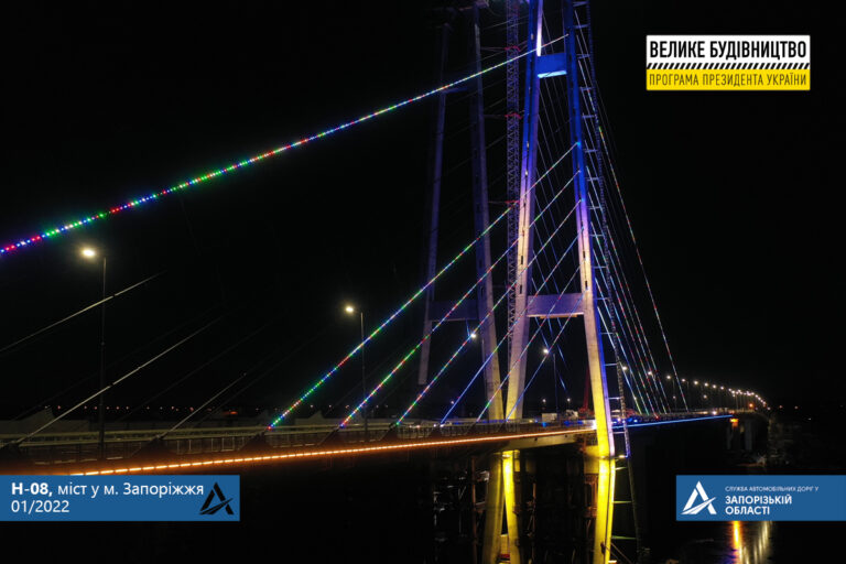 Как выглядит подсветка вантового моста в Запорожье ночью (ФОТО)