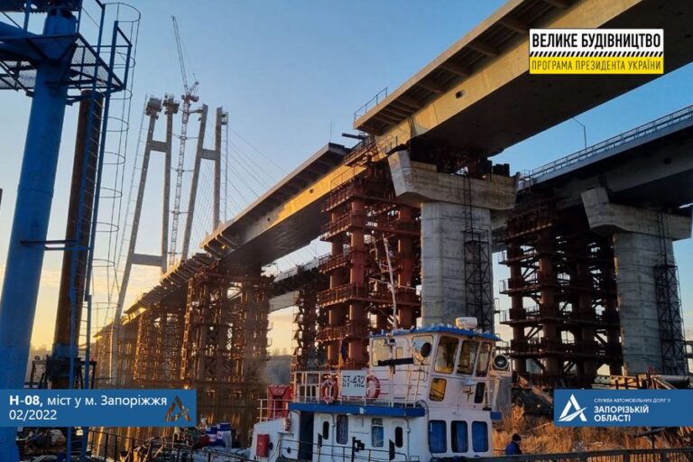 В Запорожье начались сварочные работы на низовой части вантового моста (ФОТО)