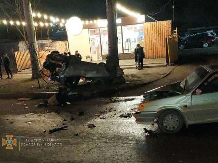 В Запорожье произошло ДТП: автомобиль перевернулся на крышу, а водитель был пьяным