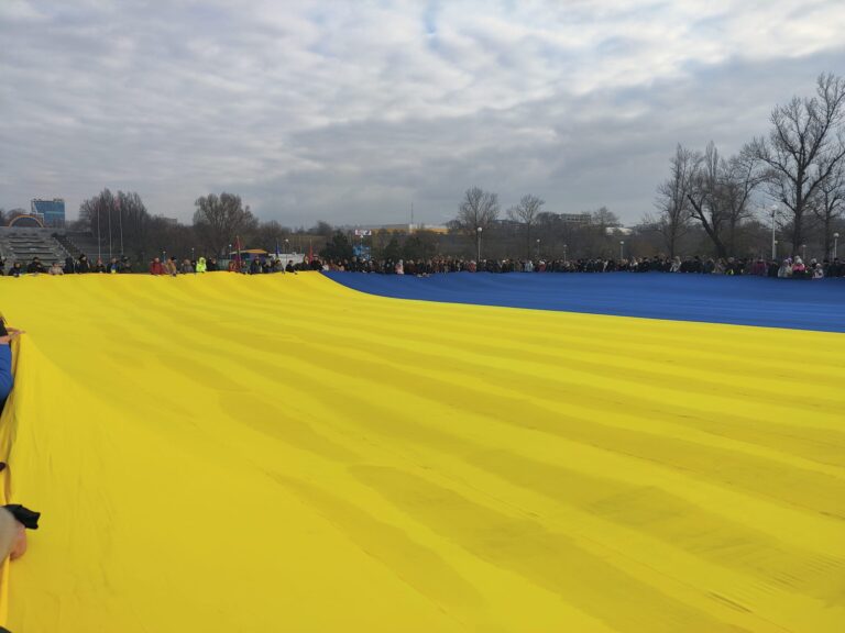 В Запорожье развернули 50-метровый флаг Украины (ФОТО)
