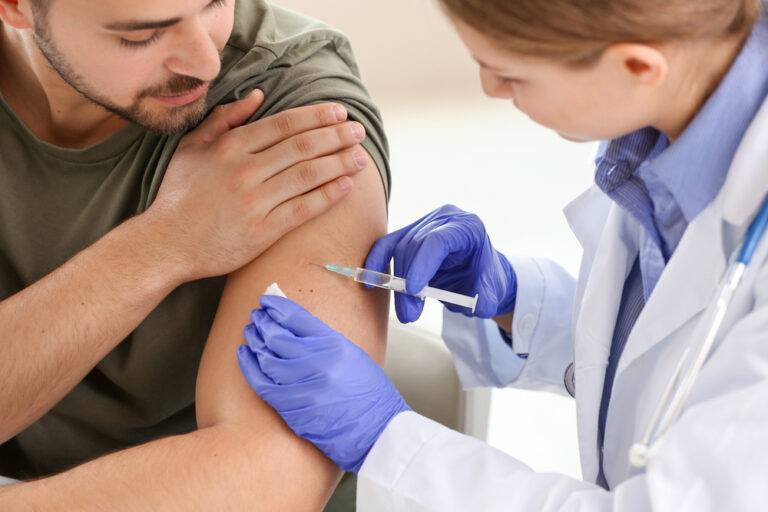 Запорожцам напомнили о необходимости пройти профилактическую вакцинацию