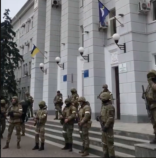 Жители оккупированного Бердянска спели гимн Украины и прогоняют оккупантов без оружия (ВИДЕО)