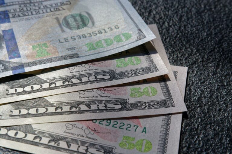Курс доллара в обменниках шокировал украинцев. Эксперт говорит, что это не предел