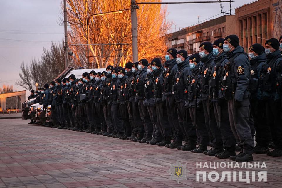 Сотни полицейских выстроились сегодня возле Запорожской областной администрации: они проходили инструктаж (ФОТО)