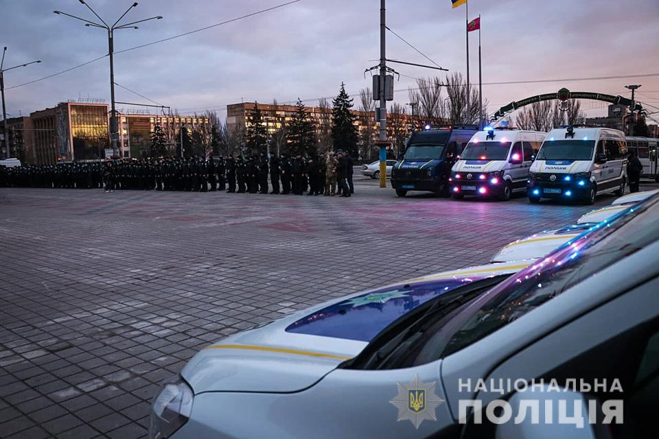 На блокпосту в Запорожье остановили водителя у которого в машине нашли арсенал оружия и боеприпасов